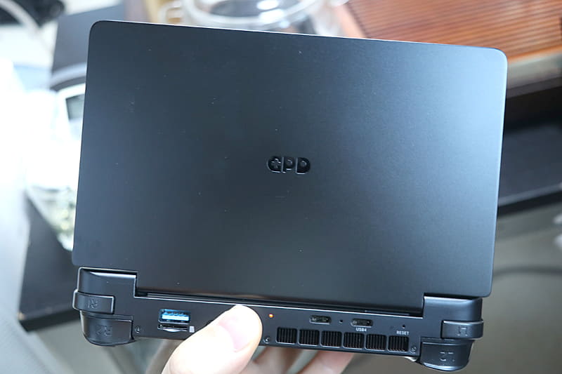 本体天板と背面。ちなみにOCuLinkは引き続き搭載しなくなっている