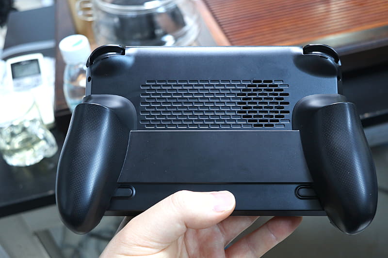 グリップは左右一体型ではめ込み式。面倒なネジ留め作業とはおさらばだ