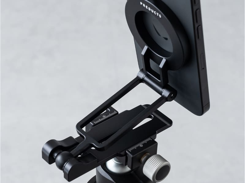 アルカスイス規格に対応し、三脚に装着可能