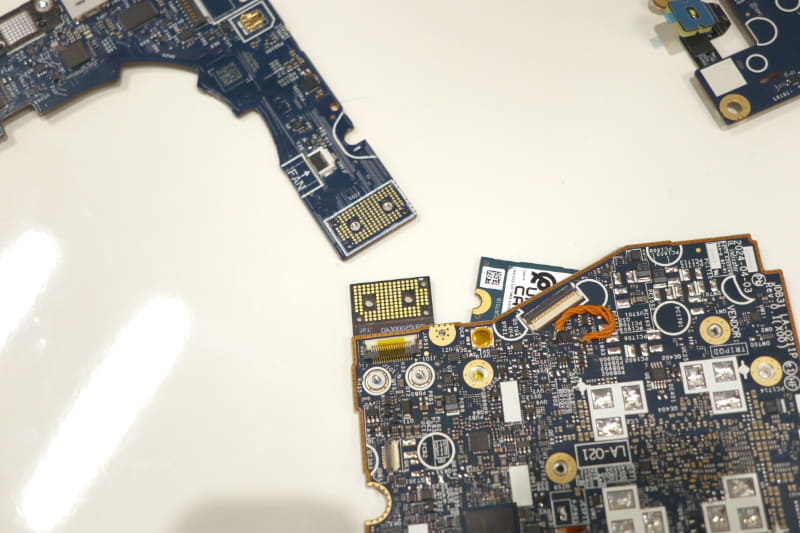 インターフェイス基板は分離でき、修理を最小化できる。ちなみにその接続は珍しい圧着式だ