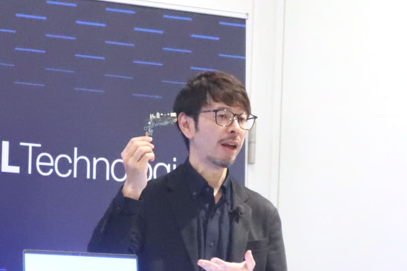 Dell Pro Premiumの新設計のネジ留め式USB Type-Cコネクタをアピールする白木智幸氏