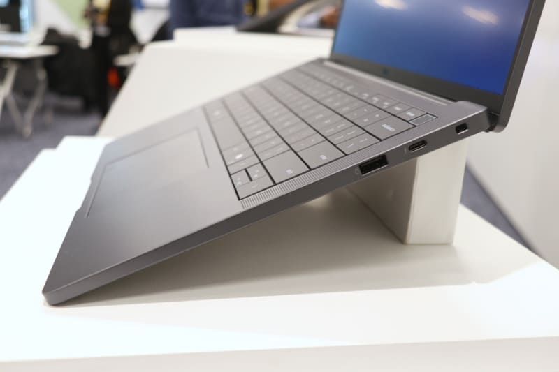 Dell Pro 13 Premiumの右側面