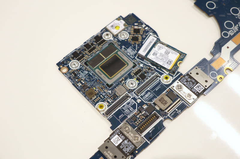 中央にCore Ultra 200Vが鎮座する