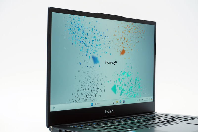 パネルの種類は公開されていないが左右から見ても極端な色の変化はなく十分実用的だ