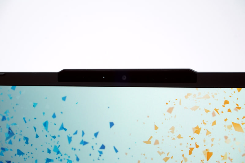 ディスプレイ上部には200万画素のWebカメラとマイクを内蔵