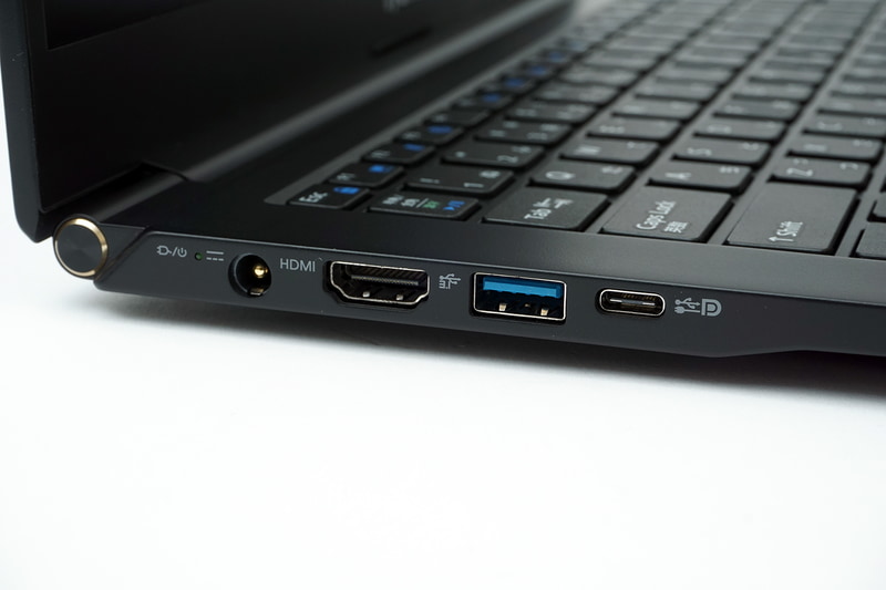 左側面にHDMI出力、USB 3.2 Gen 2、Thunderbolt 4