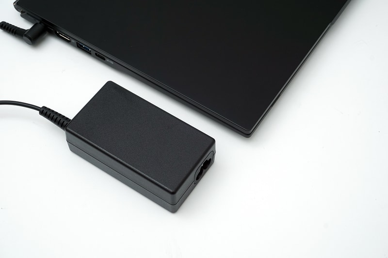 ACアダプタは65W出力で比較的コンパクトだ