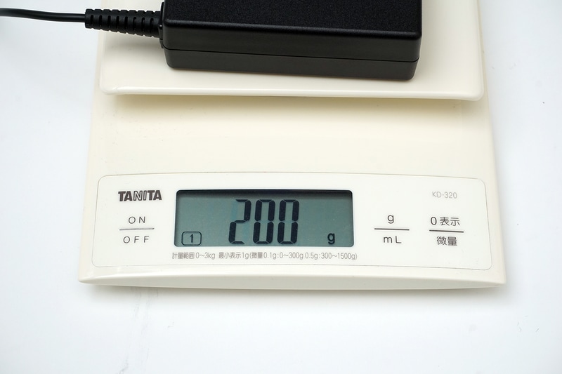 ACアダプタの重量はケーブル込みで200gだった
