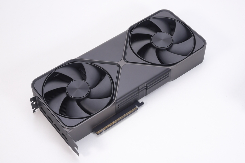 GeForce RTX 5090 Founders Edition。大口径ファンを2基備える大型GPUクーラーを搭載