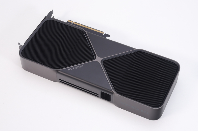 裏面。黒い部分はヒートシンクで、表面側から冷却ファンの風が抜ける設計となっている