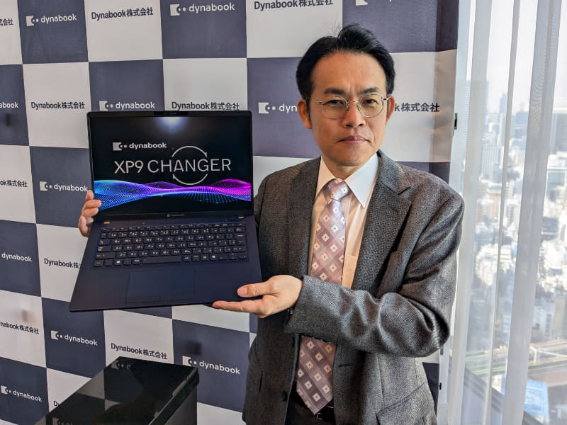 dynabook XP9を持つ、Dynabook株式会社 国内PC事業本部 国内マーケティング本部 本部長 杉野文則氏