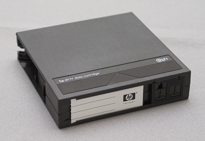 DLT(Digital Linear Tape)<br>出典: <a href="https://commons.wikimedia.org/wiki/File:DLTtape-chtaube050402.jpg" class="n" target="_blank">2005 Christian Taube Chtaube, File:DLTtape-chtaube050402.jpg</a>, <a href="https://creativecommons.org/licenses/by-sa/2.0/de/deed.en" class="n" target="_blank">CC BY 2.0</a>