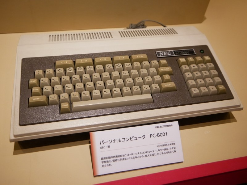 PC-8001<br><a href="https://pc.watch.impress.co.jp/img/pcw/docs/1199/709/html/383_o.jpg.html" class="n" target="_blank">大河原克行の「パソコン業界、東奔西走」</a>より引用
