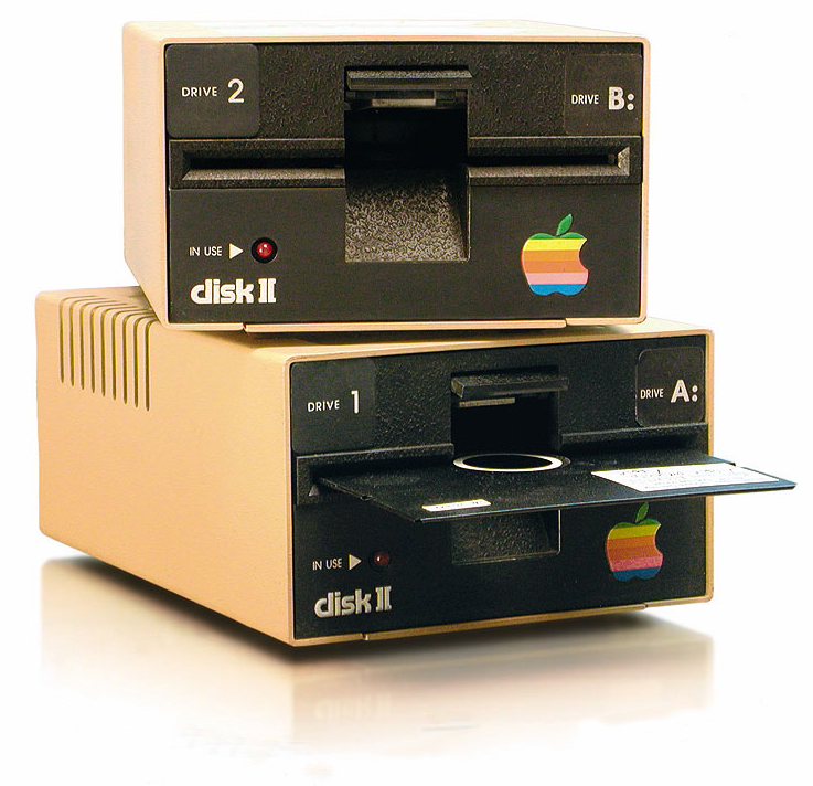 Apple Disk ][<br>出典: <a href="https://commons.wikimedia.org/wiki/File:Disk_II.jpg" class="n" target="_blank">2006  All About Apple museum, File:Disk II.jpg</a>, <a href="https://creativecommons.org/licenses/by-sa/2.5/it/deed.en" class="n" target="_blank">CC BY 2.5</a>