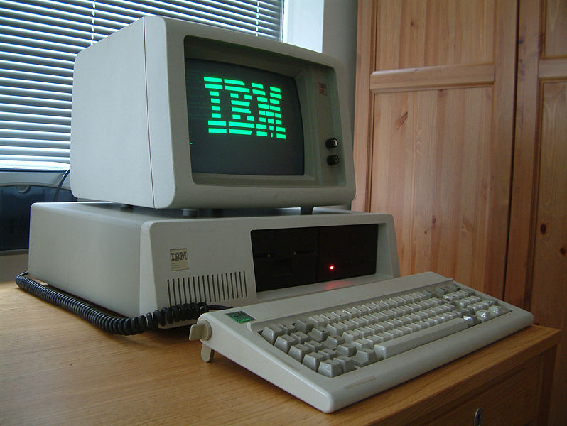IBM PC/XT<br>出典: <a href="https://ja.wikipedia.org/wiki/%E3%83%95%E3%82%A1%E3%82%A4%E3%83%AB:Ibm_px_xt_color.jpg" class="n" target="_blank">2007 Ruben de Rijcke, ファイル:Ibm px xt color.jpg</a>, <a href="https://creativecommons.org/licenses/by/3.0/deed.ja" class="n" target="_blank">CC BY 3.0</a>