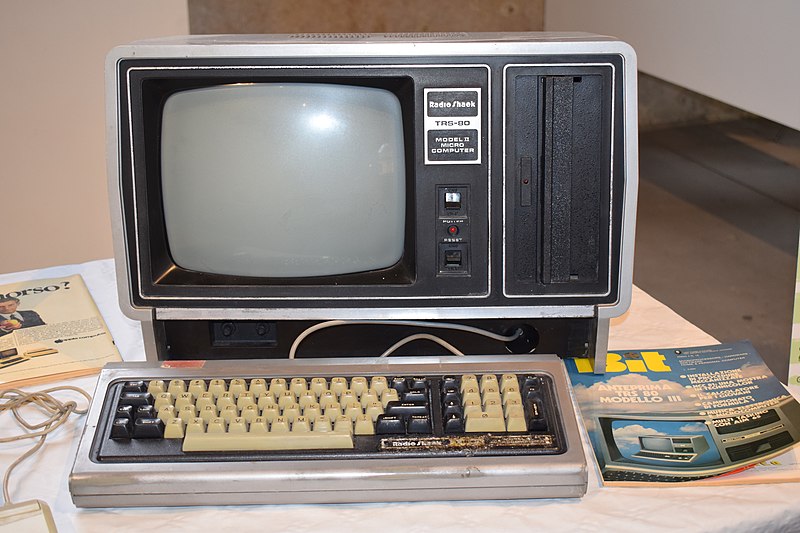 TRS-80 Model II<br>出典: <a href="https://commons.wikimedia.org/wiki/File:TRS-80_Model_II_foto1.jpg" class="n" target="_blank">2021 Piergiovanna Grossi, File:TRS-80 Model II foto1.jpg</a>, <a href="https://creativecommons.org/licenses/by-sa/4.0/deed.en" class="n" target="_blank">CC BY 4.0</a>