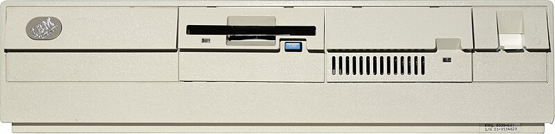 IBM PS/2<br>出典: <a href="https://en.wikipedia.org/wiki/File:IBM_PS-2_Model_30_286_front_view.jpg" class="n" target="_blank">2022 DigitalIceAge, File:IBM PS-2 Model 30 286 front view.jpg</a>, <a href="https://creativecommons.org/licenses/by/4.0/deed.en" class="n" target="_blank">CC BY 4.0</a>