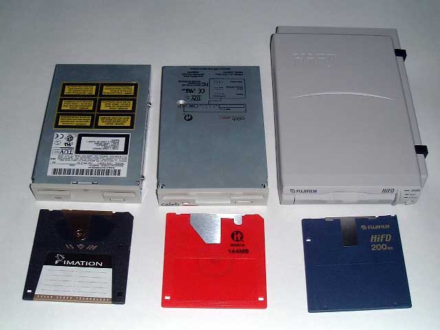 中央にあるのが「it Drive」。左はSuperDisk、右はHiFD