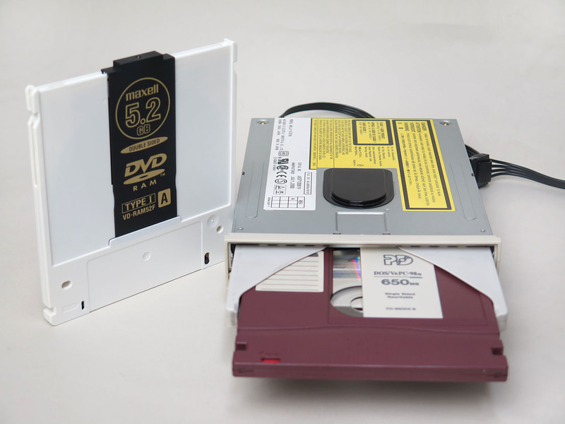 パナソニック「LF-D101N」。CD、DVD、DVD-RAM、PDに対応する