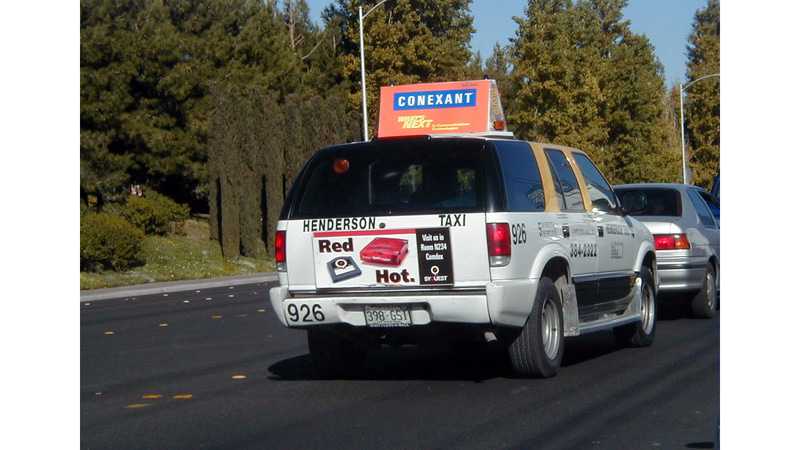 その11月15日から開催されたCOMDEX/Fall 98の会場近くのタクシーには、取り下げが間に合わずに掲載されたSyQuestの広告が。ちなみにRoom N234はドアが閉ざされたままになっていた