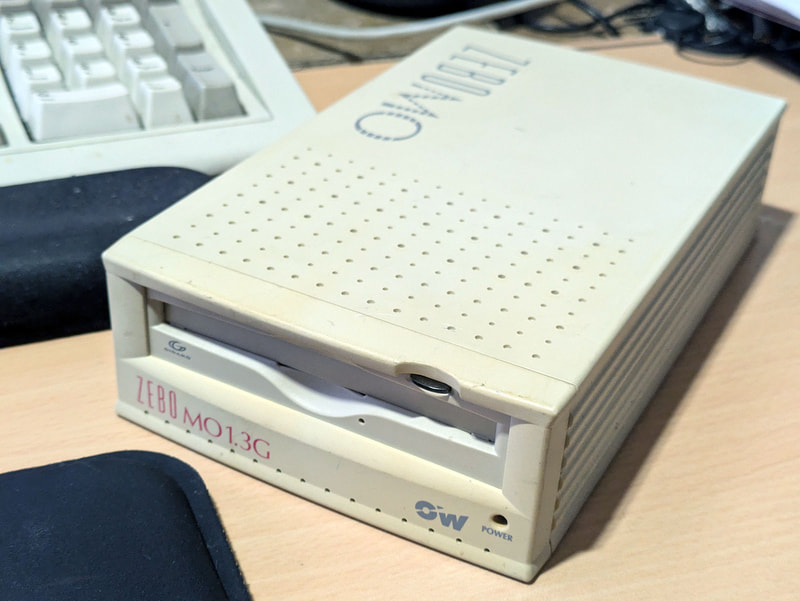 探したらジャンク箱の中から出て来た1.3GB MOドライブ。SCSI接続なので、すでに筆者宅では接続できる環境がない(USB SCSI I/F買えばいいのだが)