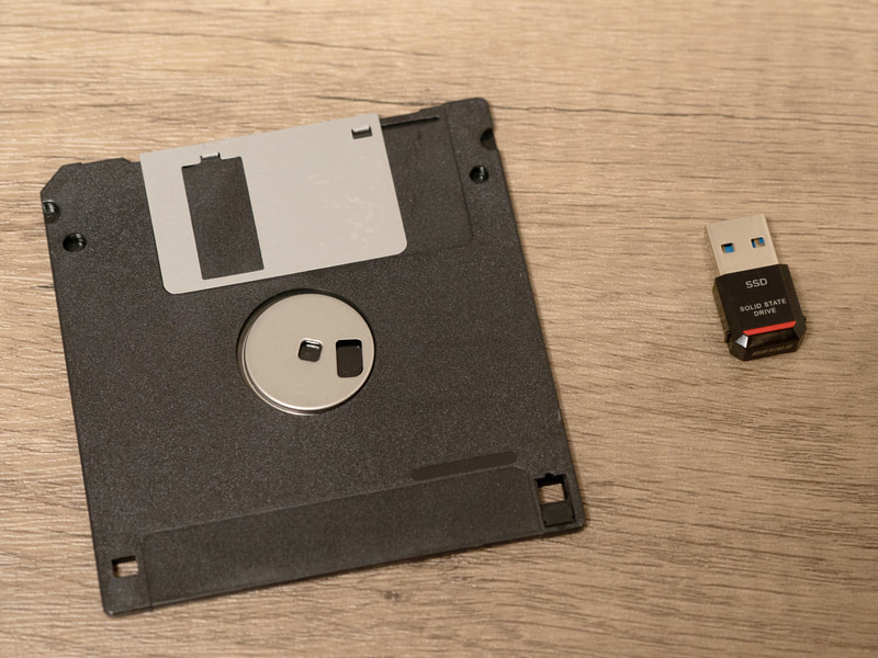記録容量1.2MBのFD(フロッピーディスク)と、1TBのUSBメモリ風SSD
