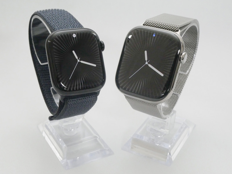 Apple Watch Series 10も従来通り、42mmモデル(左)と46mmモデル(右)の2モデル展開。左の46mmモデルは高級感と軽さを両立したチタニウムモデルとなっている