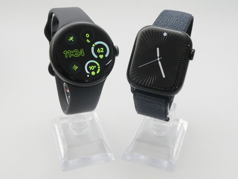 Pixel Watch 3の45mmモデル(左)とApple Watch Series 10の46mmモデル(右)を比べてみたところ。画面の形状に違いがあるため一概に比較するのは難しいが、Apple Watch Series 10は一層の大画面化が進んでいる