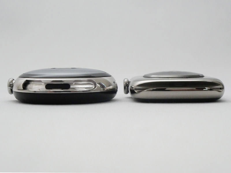 ベルトを外して側面を確認したところ。右側のApple Watch Series 10のほうが薄くなっていることが分かる