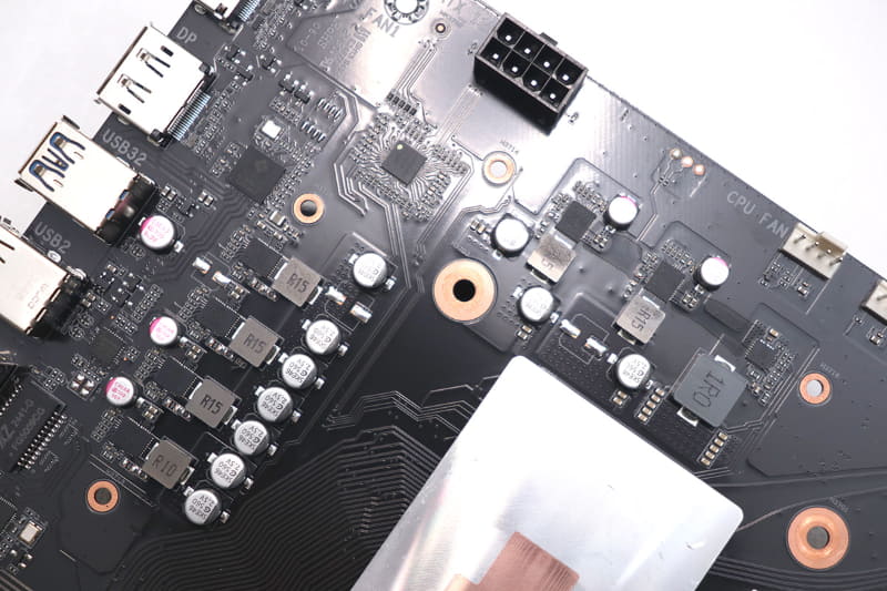 PWM電源コントローラはMonolithic Power Systems(MPS)の「MP2845」をベースとした6フェーズ対応のもの。電源フェーズもMPSのいわゆるDriver MOSFETにあたる「MP86956」(70A対応)だ。また、USB 3.2 Gen 1対応のGenesys Logic製ハブチップ「GL3510」の実装も見える