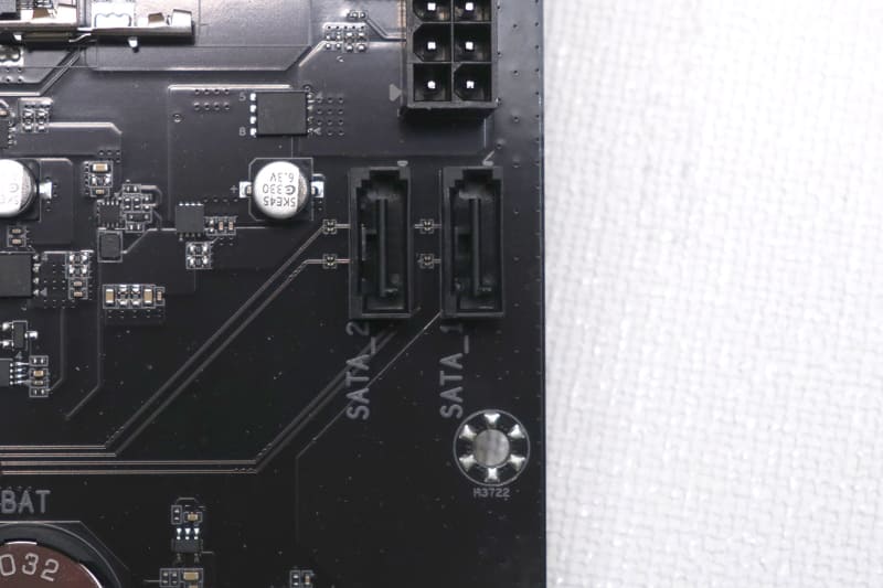 SATA 6Gbpsポートが2基搭載されている