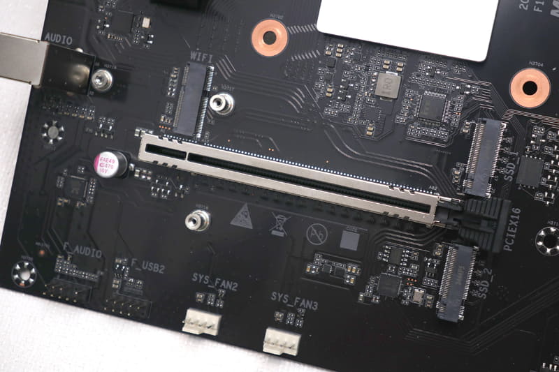 PCIeスロットは金属で補強されているが、Ryzen 9 7945HXの上限のPCIe 5.0ではなく4.0対応留まりとなる。最新のGeForce RTX 50シリーズや、PCIe 5.0対応のSSD以外はあまり関係ないが……