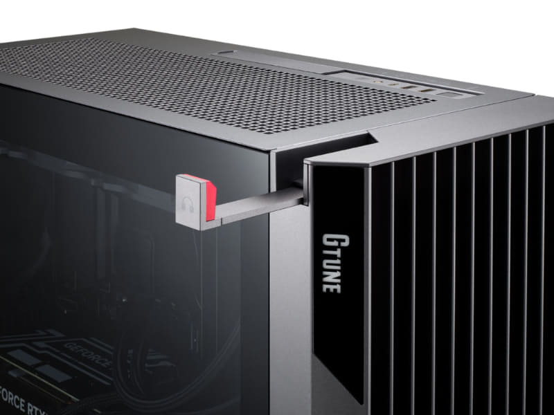 ケース上部には引き出し式のヘッドホンホルダーを装備