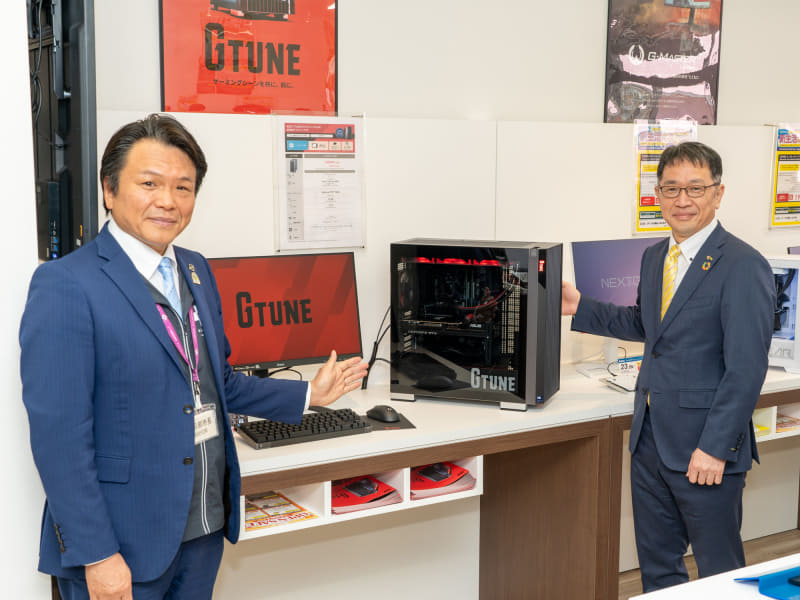 マウスコンピューター代表取締役社長の軣秀樹氏(右)と春日部市長の岩谷一弘氏(左)