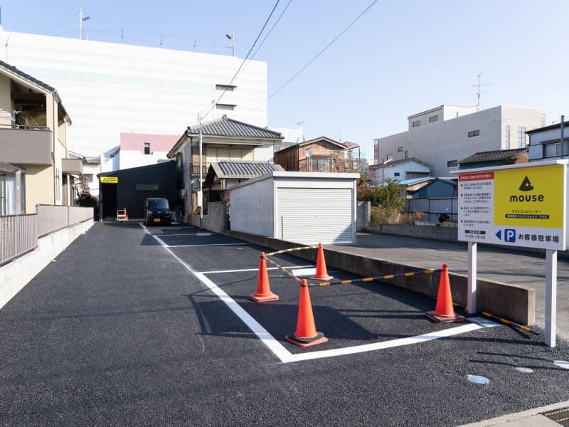 店舗裏手には3台まで駐車できるスペースを新設