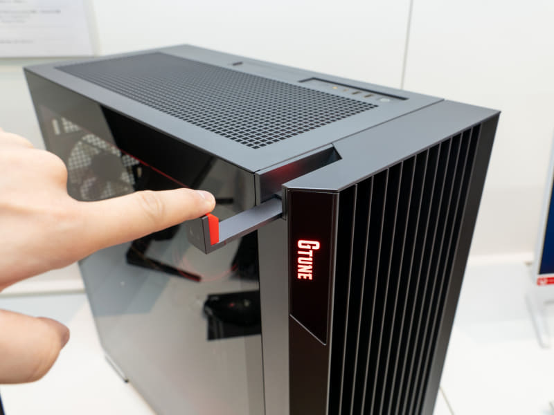 引き出し式のヘッドフォンホルダー