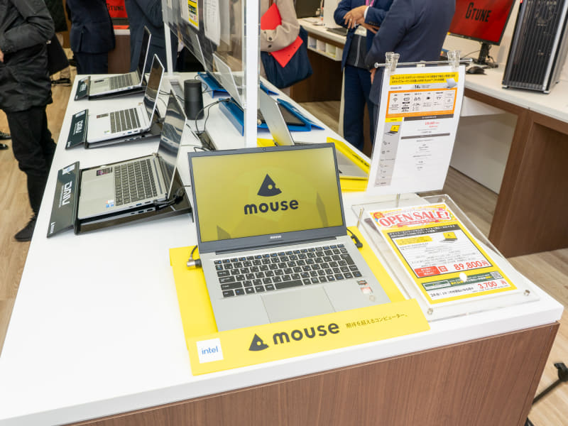 入店して初めに目に付く什器のエンドには一般向けノートPCを展示