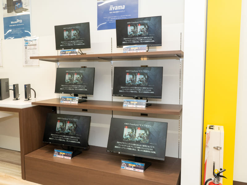 iiyamaブランドのモニターも複数台展示