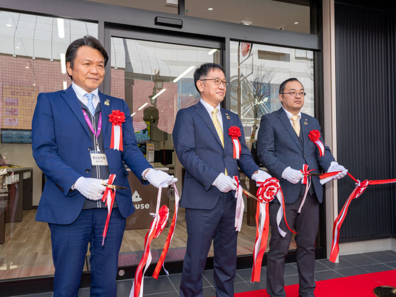 開店前にテープカットを実施。左から岩谷市長、軣社長、春日部ダイレクトショップ プラス店長の稲田洋平氏