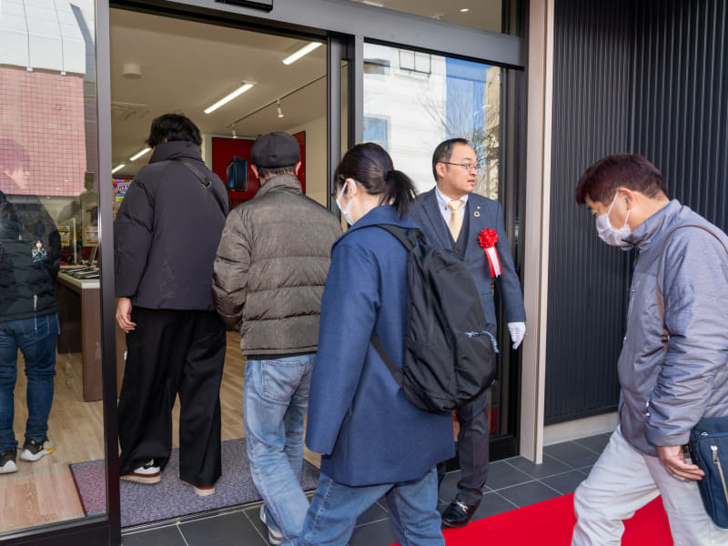 テープカット後、すぐに開店を待機していた一般客が入店