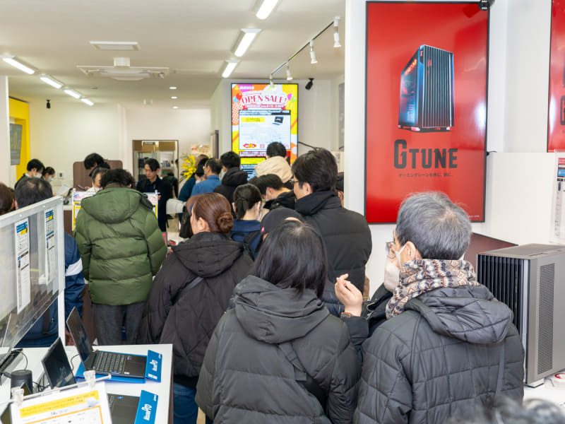 記念セールを実施していたこともあり、早くも購入待ちの列が形成された