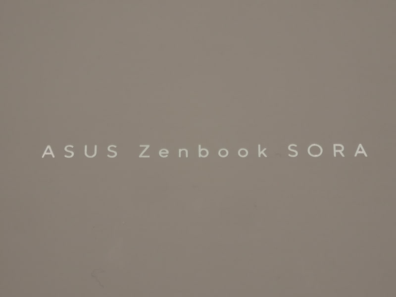 梱包箱に入ったASUS Zenbook SORAのロゴ