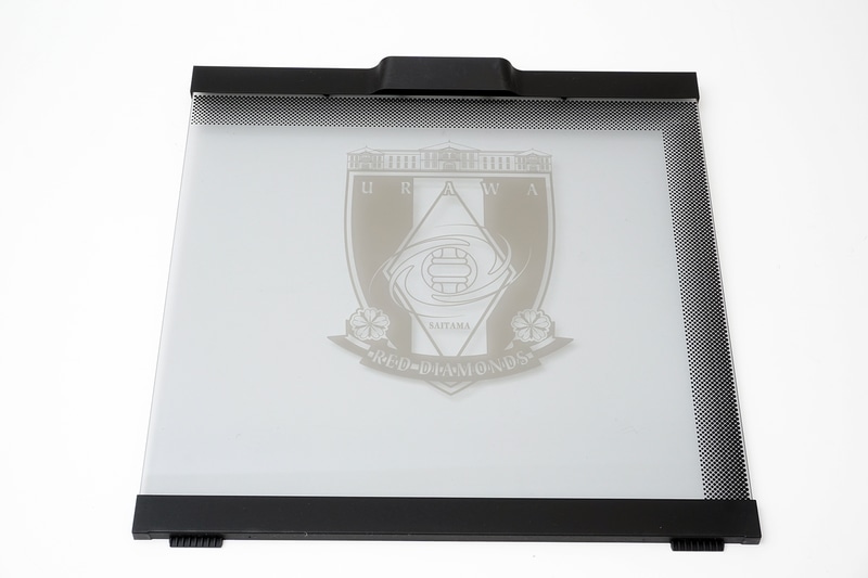 これが強化ガラスパネルだ。完全な透明ではなく、若干黒のスモークが入っている