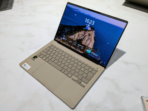 899gで約1日使える日本向けモバイルノート「ASUS Zenbook SORA