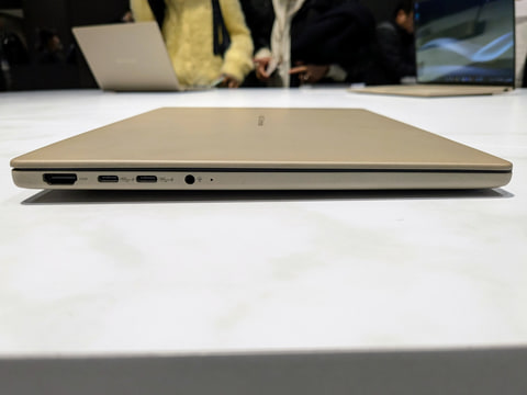 899gで約1日使える日本向けモバイルノート「ASUS Zenbook SORA」 - PC