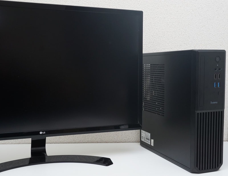 高さが約46cmの27型液晶モニターと並べたところ。コンパクトなので隣に置いても邪魔になりにくい