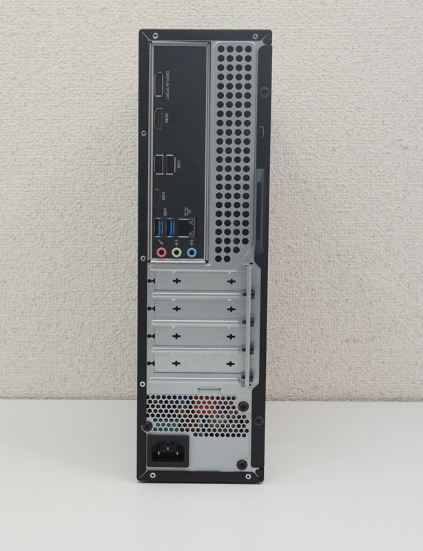 背面にはDisplayPortやHDMI、USB 3.2 Gen 1ポートやUSB 2.0ポート、有線LANポートを装備する。LowProfileの拡張カードも利用可能だ