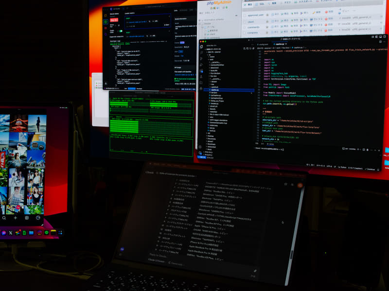 筆者自宅のメイン環境。下にMacBook Pro 14、上に27型4K OLED