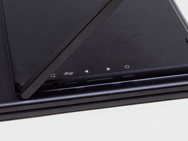 右側面。上(写真では左)から3.5mmジャック、モード/戻るボタン、輝度/音量/移動±ボタン、電源/メニュー/確定ボタン