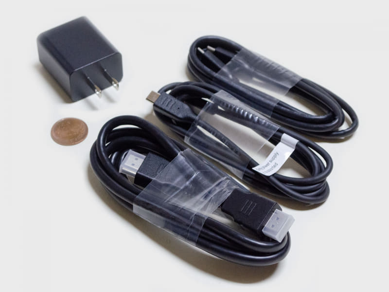 付属品。USB Type-Cケーブル(フル機能)、USB Type-C電源ケーブル(白いタグあり)、HDMI to HDMI ケーブル、電源アダプタ(最大30Wまで)